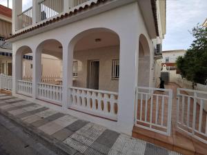 オリーバにあるCaseta en la playa de Olivaの家のバルコニーに立つ女