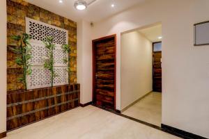 een hal met een deur en een bakstenen muur bij Super Collection O 81263K Riddhi Grand in Lucknow