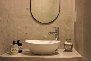 a bathroom with a bowl sink and a mirror at Alójate en el corazón de Mendoza . Angélica Downtown in Mendoza