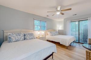 une chambre avec deux lits et un ventilateur de plafond dans l'établissement Ev's Escape, à Sunset Beach