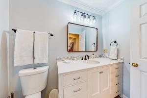 une salle de bain avec des toilettes blanches et un miroir dans l'établissement Ev's Escape, à Sunset Beach 23 autres photos