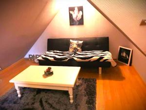 Una sala de estar con un sofá y una mesa de café. en Villa marine, en Hirel