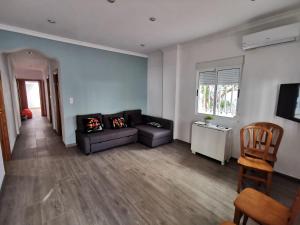 オリーバにあるCaseta en la playa de Olivaのソファと椅子のあるリビングルーム