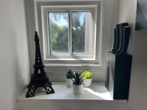 TV i/ili multimedijalni sistem u objektu Bright, Private, Peaceful Suite with Retail Conveniences Steps Away