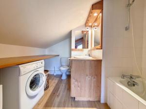 Koupelna v ubytování Appartement spacieux 8 pers, au pied des pistes, sauna, cheminée - FR-1-344-725