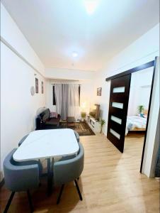 - une chambre avec un lit et une table dans l'établissement One Bedroom condo Unit in Eastwood Libis . Fast free wifi /netflix, à Manille