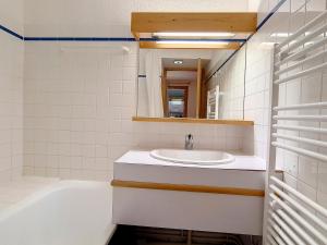 a bathroom with a sink and a bath tub at Duplex spacieux aux pieds des pistes avec parking et balcon - FR-1-344-732 in Saint-Martin-de-Belleville +8 photos