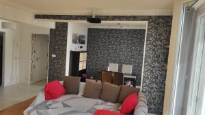 sala de estar con sofá frente a la pared en Fougères 77 m2, 2 chambres, garage , Balcon, en Fougères