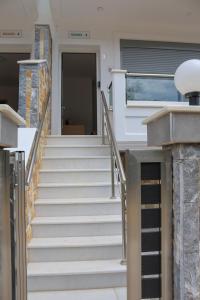 un escalier menant à une maison dans l'établissement ALTAVILLAS Apartment 6 KYRA, à Kakí Vígla