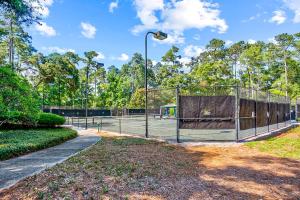 una cancha de tenis con una red en una cancha de tenis en Tidewater Dream, en North Myrtle Beach