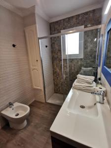 オリーバにあるCaseta en la playa de Olivaの洗面台、トイレ、シャワー付きのバスルーム +7枚の写真