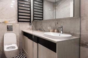 Un baño de Historical City Center Apartment Zalgiris Arena 54 fotos más
