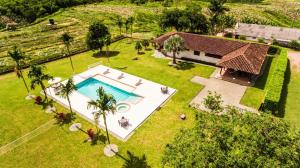 - une vue aérienne sur une maison avec une piscine dans l'établissement FINCA PUNTA PALMA, à Armenia