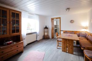 ein Wohnzimmer mit einem Tisch und einem Esszimmer in der Unterkunft Ferienwohnung Lavendel 