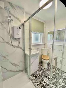 W łazience znajduje się toaleta i przeszklony prysznic. w obiekcie Large Home Sleeps 6 Central Location Free Parking w mieście Plymouth