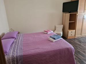 サレルノにあるCore City Salernoのベッドルーム1室(紫色のベッド1台、タオル2枚付)