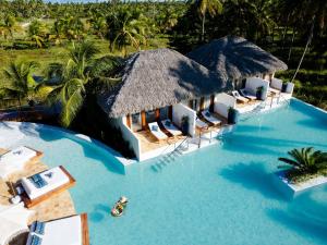 vista aerea di un resort con piscina di MKNI Hotel - Ikaika Makani Experience a Prea