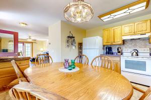 cocina y comedor con mesa de madera y sillas en Alpine Sunrise en Wardsboro