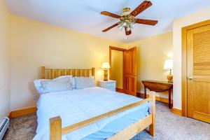 1 dormitorio con 1 cama y ventilador de techo en Alpine Sunrise en Wardsboro