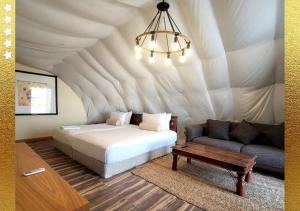 Llit o llits en una habitació de Desert Breeze Cocoon