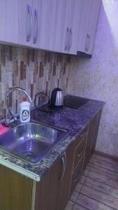 eine Küche mit einer Spüle und einer Arbeitsplatte in der Unterkunft Кобаладзе 2 in Batumi