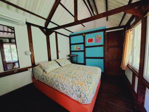 Un pat sau paturi într-o cameră la Macondo Hostel