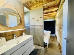 Koupelna v ubytování Chalet le petit Nicolas, jacuzzi, vue Mont Blanc