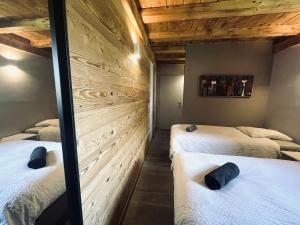 Postel nebo postele na pokoji v ubytování Chalet le petit Nicolas, jacuzzi, vue Mont Blanc