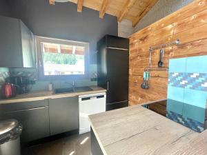 Kuchyň nebo kuchyňský kout v ubytování Chalet le petit Nicolas, jacuzzi, vue Mont Blanc