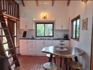 - une cuisine avec une table en bois dans une chambre dans l'établissement Haasienda - Nido del Colibri - Casa de Arbol, 