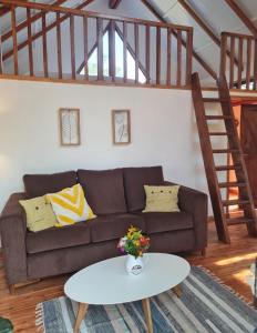 - un salon avec un canapé et une table dans l'établissement Haasienda - Nido del Colibri - Casa de Arbol, 