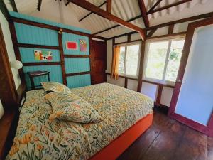 Un pat sau paturi într-o cameră la Macondo Hostel