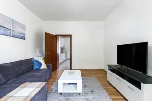 un soggiorno con divano e TV a schermo piatto di Modern Apartment 6min from the Prague Castle a Praga