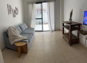 ein Wohnzimmer mit Sofa und Tisch in der Unterkunft Baires Garden in Buenos Aires