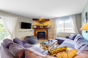 un soggiorno con divano e camino di Smugglers' Notch Resort Slopeside 39 a Jeffersonville