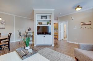 A kitchen or kitchenette at College Station Retreat Near Texas AandM University!