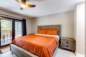 Postel nebo postele na pokoji v ubytování Still Lake Getaway + 31 fotografií