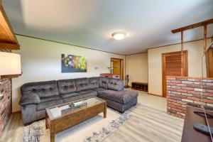 Gambar di galeri bagi Pet-Friendly Bixby Getaway with Deck! di Bixby