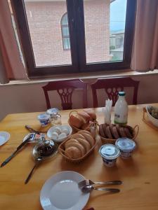 einen Tisch mit Tellern und Küchenutensilien darüber in der Unterkunft Gogi's Paradise Guesthouse in Akhmety