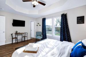 een slaapkamer met een bed en een plafondventilator bij At Ease in San Antonio