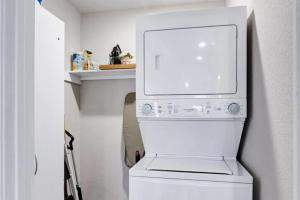 uma máquina de lavar e secar roupa branca numa lavandaria branca em At Ease em San Antonio