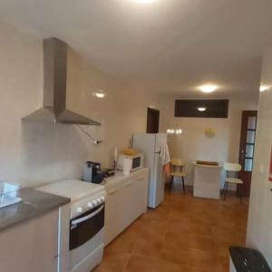una cucina con fornelli e frigorifero di Casa do Cruzeiro a Castanheiro