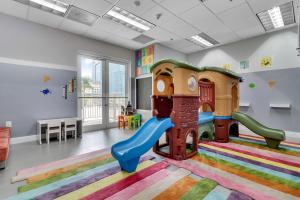 una sala giochi per bambini con scivolo di LUX 2B/2B Brickell - Free Parking a Miami