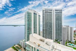 una vista aerea di edifici alti vicino all'acqua di LUX 2B/2B Brickell - Free Parking a Miami
