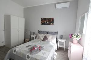 1 dormitorio blanco con 1 cama y 2 armarios blancos en Pietro's house, en Roma