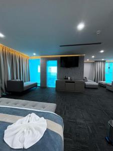 um quarto de hotel com uma cama e uma televisão de ecrã plano em Hotel Vip La Guaira em Macuto