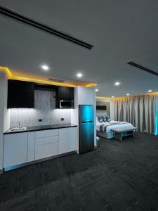 um quarto com uma cozinha e uma cama em Hotel Vip La Guaira em Macuto