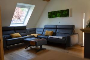 a living room with a blue leather couch at Spreewald Chalet Wohnung in Kolonie