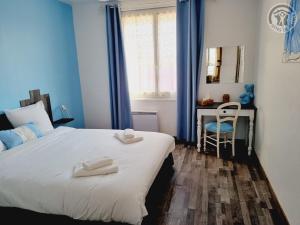 une chambre avec un lit et un bureau avec une chaise dans l'établissement Gîte calme avec jardin clôturé, animaux acceptés, parking et WIFI à Viels-Maisons - FR-1-532-21, à Viels-Maisons