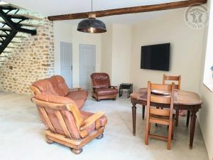 sala de estar con mesa y sillas en Gîte Mareil-le-Guyon, 6 pièces, 12 personnes - FR-1-527-40, 